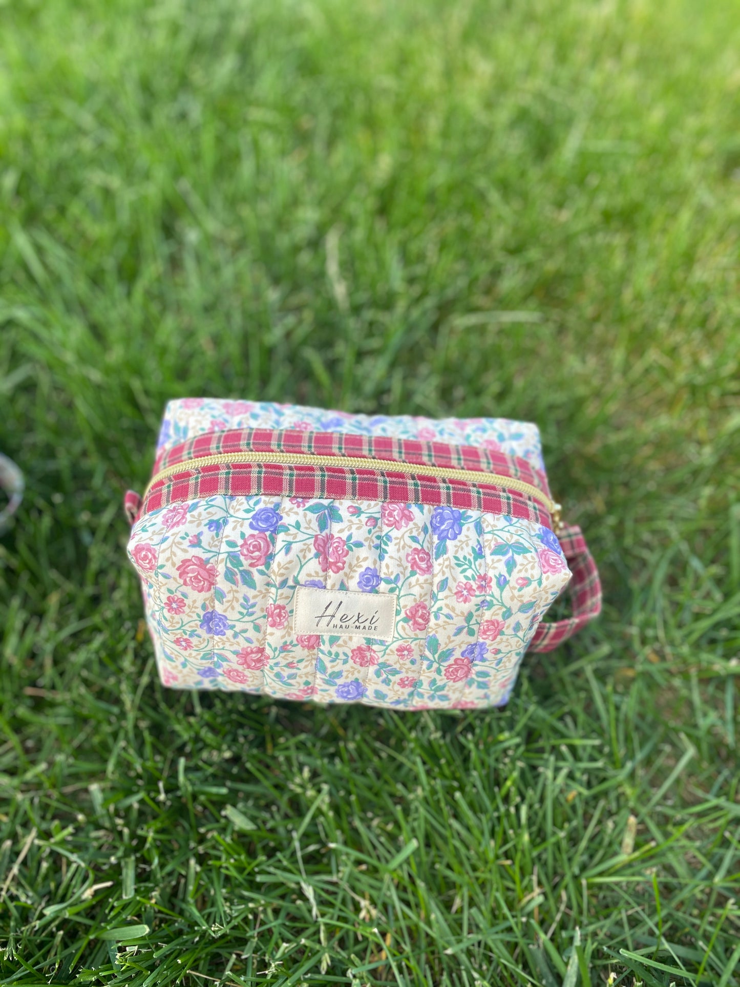 Roses on cream Toiletry / Travel Pouches
