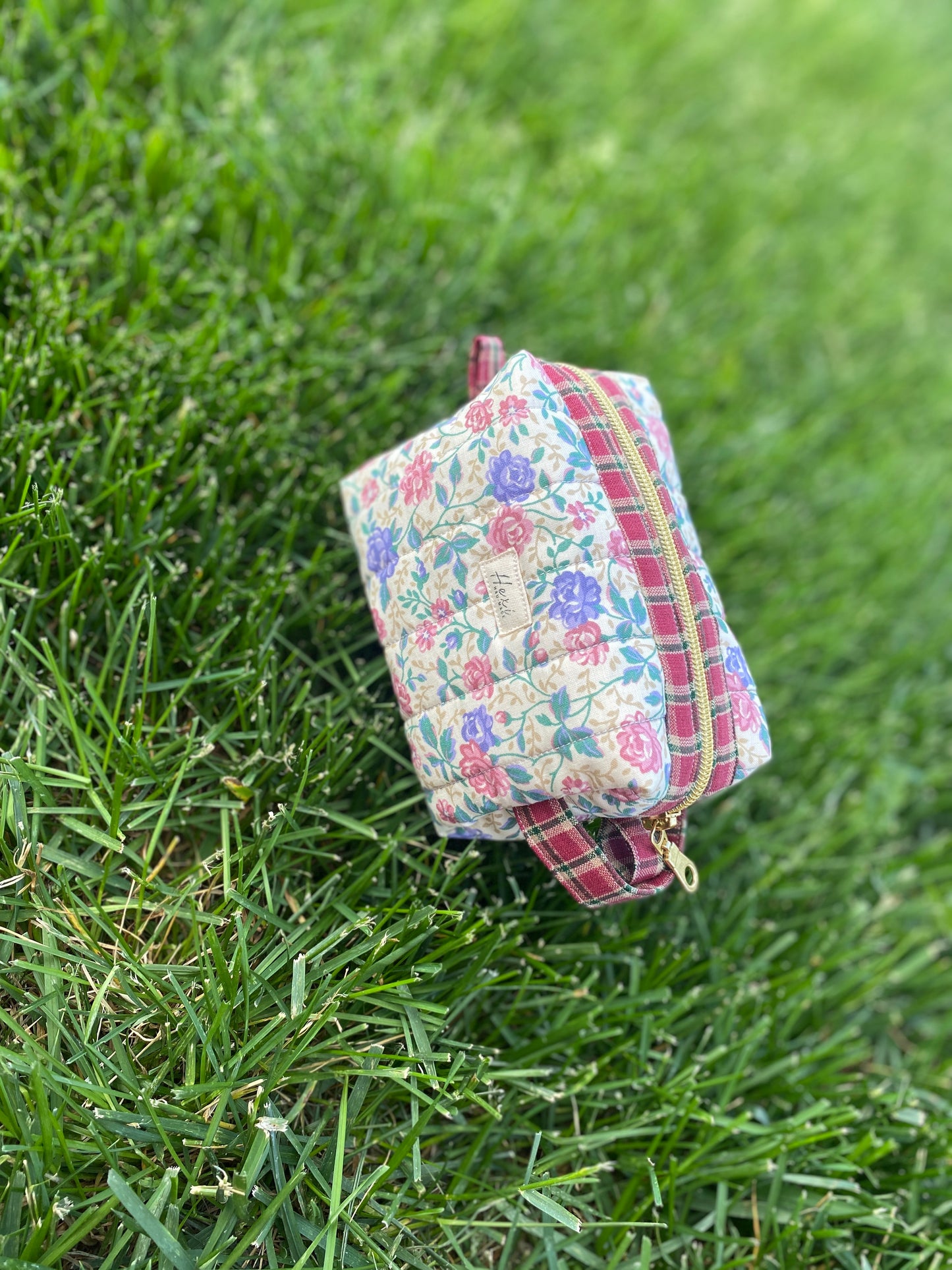 Roses on cream Toiletry / Travel Pouches