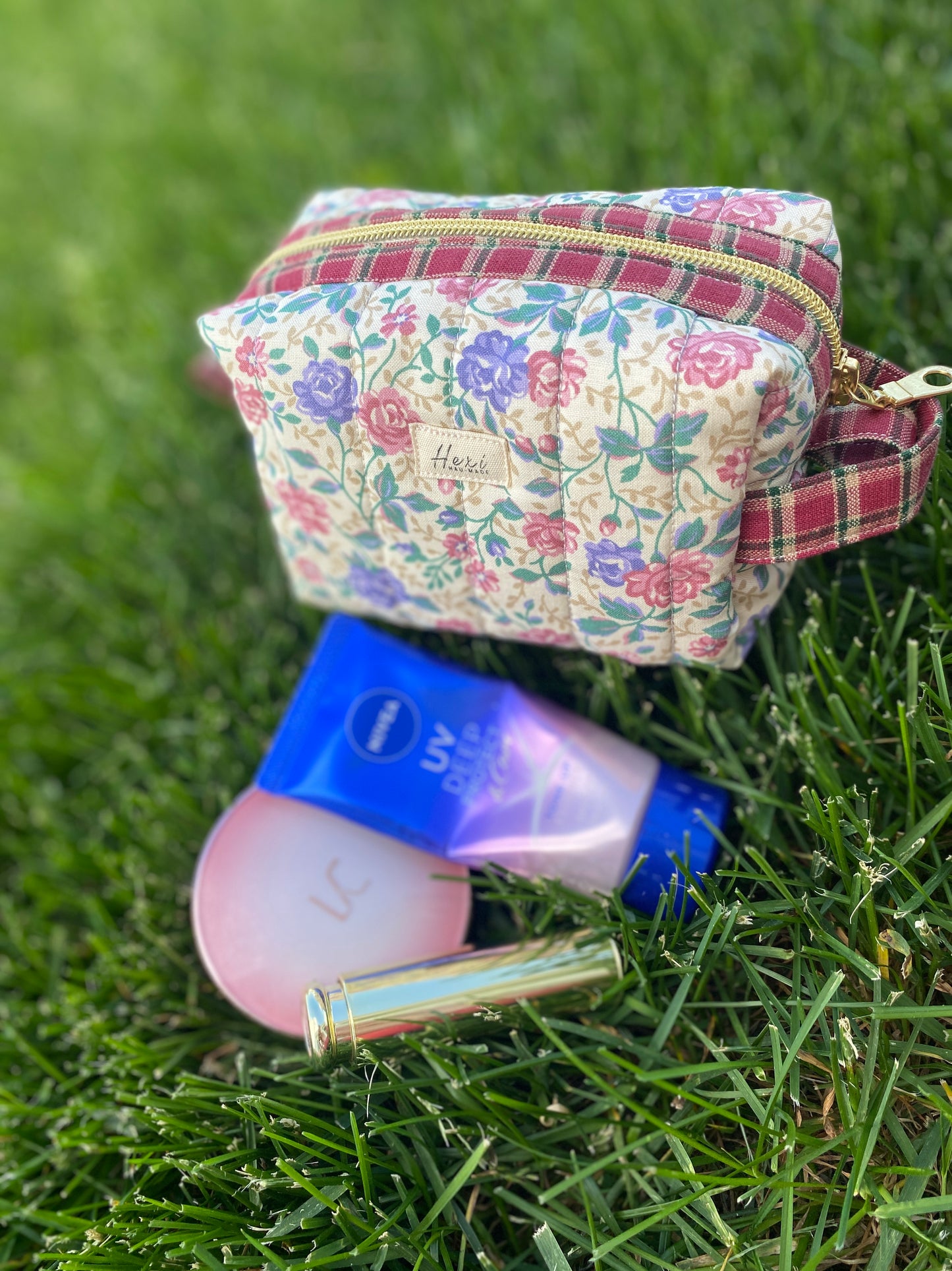 Roses on cream Toiletry / Travel Pouches