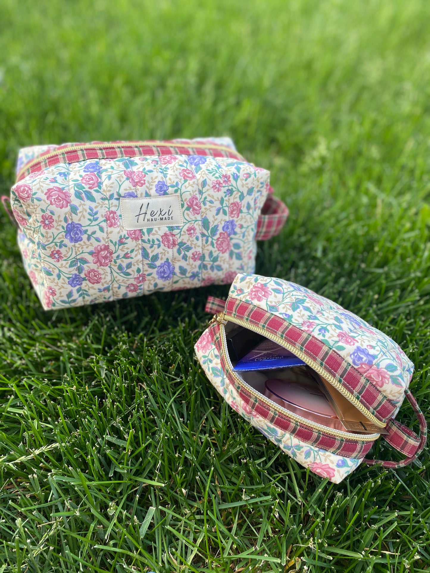 Roses on cream Toiletry / Travel Pouches