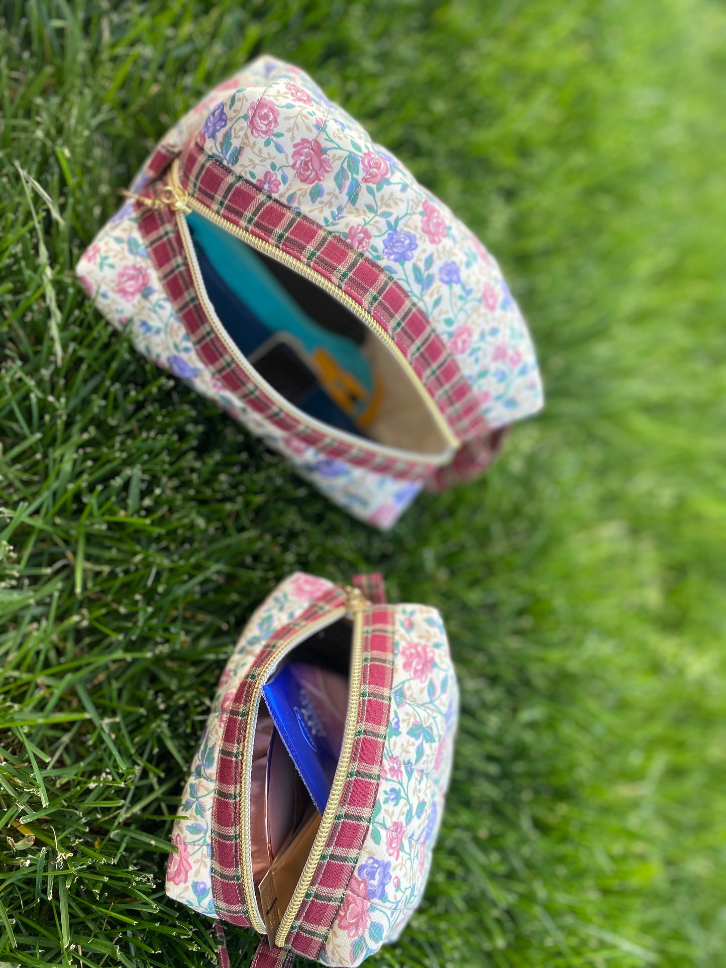 Roses on cream Toiletry / Travel Pouches